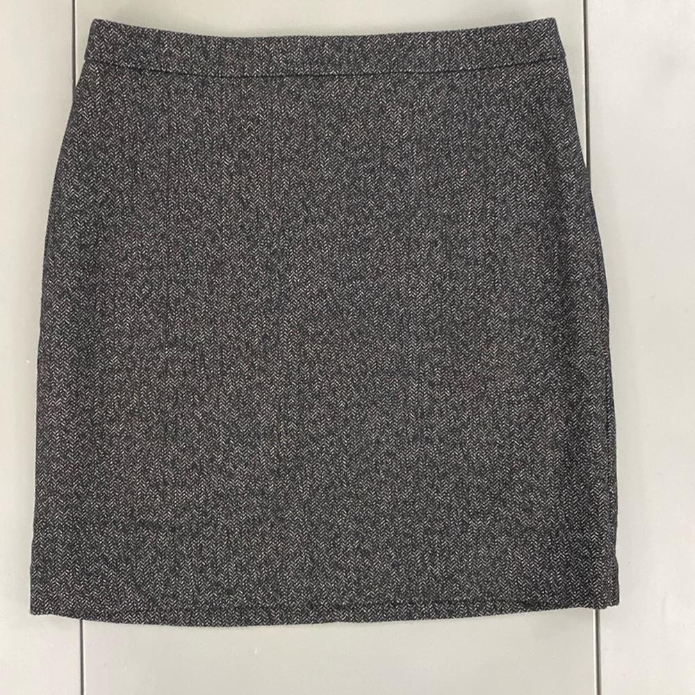 Ann Taylor Loft Black and Cream Women’s Chevron Pattern Mini Skirt Size 4